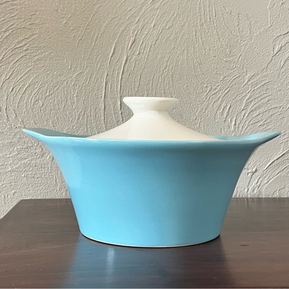 Vintage MCM Shawnee Pottery Turquoise Blue White 9" Covered Casserole Dish - Picture 5 of 10
